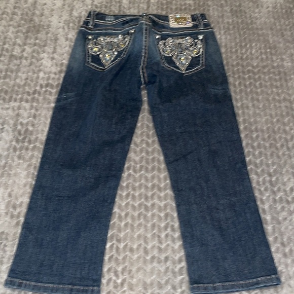 L.A. Idol Jean Capris.  Light Distress w Rhinestones.  Size 9. W 32/ L 18. - Picture 6 of 11